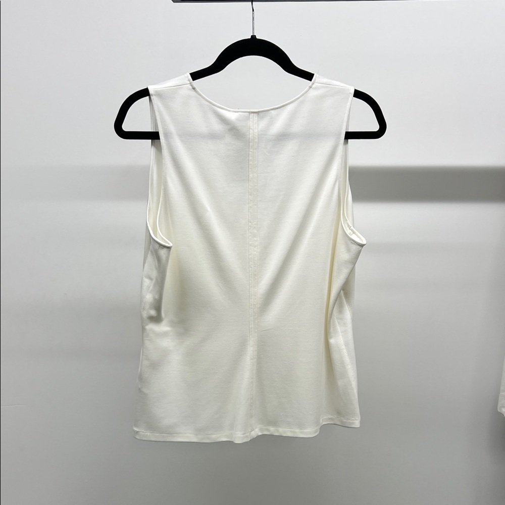 Chic V-Neck Sleeveless Blouse - Picture 4 of 5